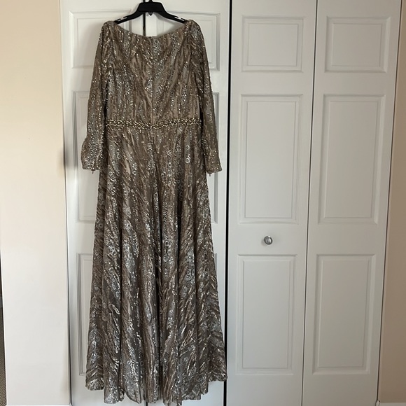 Mac Duggal
Embroidered & Embellished Long
Sleeve Tulle Ballgown - Picture 3 of 11